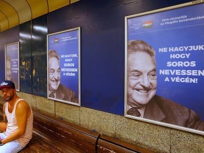 Un cartel del Gobierno húngaro con la imagen de George Soros en Budapest.