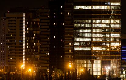 Oficinas y viviendas iluminadas en la zona norte de Madrid.