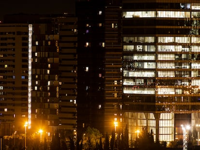 Oficinas y viviendas iluminadas en la zona norte de Madrid.