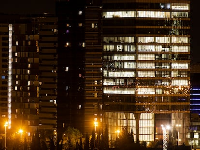 Oficinas y viviendas iluminadas en la zona norte de Madrid.