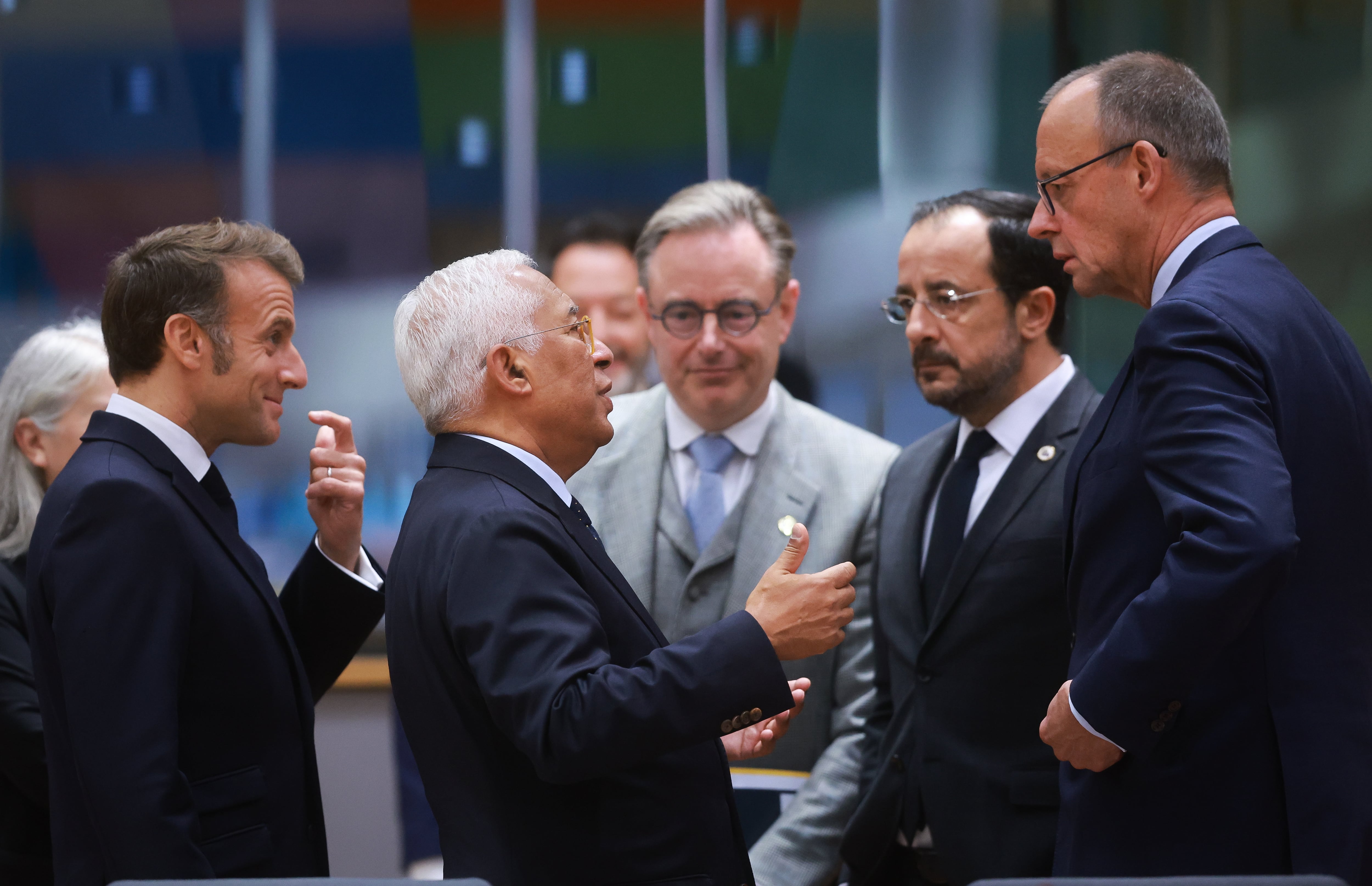 Emmanuel Macron y António Costa, con el primer ministro belga, Bart de Wever; el presidente de la República de Chipre, Nikos Christodoulides, y el canciller alemán, Friedrich Merz, en el inicio de la Cumbre del Euro en Bruselas, el 23 de octubre.