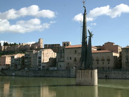Un jutge decidirà finalment si es retira el monument franquista de Tortosa