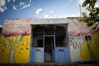 La caseta de la colonia 5 de mayo fue la quinta intervención de la asociación. Cuando entraron a limpiarla, en el suelo encontraron botellas y jeringuillas. Era un lugar donde la gente acudía habitualmente a consumir droga.