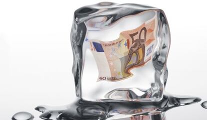 Un billete de 50 euros en un cubito de hielo.