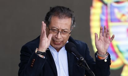 El presidente de Colombia, Gustavo Petro, habla durante una concentración de seguidores en la Plaza Bolívar de Bogotá, Colombia.