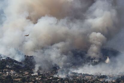 Aviones de extinción de incendios sobrevuelan un incendio cerca de Carros en el sureste de Francia.