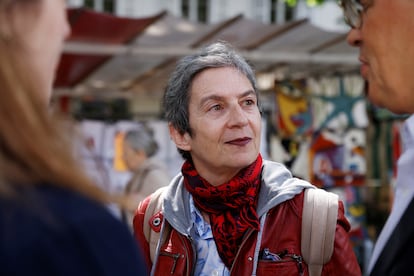 Caroline Mecary habla con Patrick Bloche en un mercado de París, antes de la primera vuelta de las legislativas, el pasado jueves.