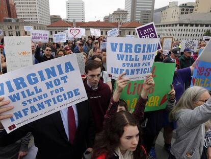 Um grupo antiabortista protesta contra a lei de aborto da Virginia.