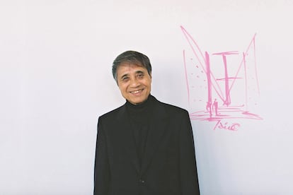 El arquitecto Tadao Ando, en la entrada de su exposición en el Centro Pompidou.