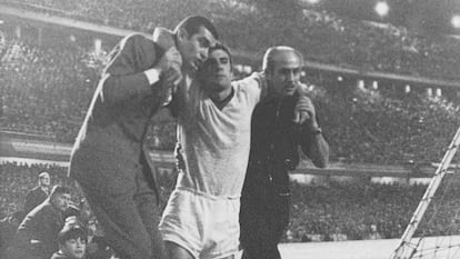 Néstor Combin, del AC Milan (c), tiene que ser retirado del terreno de juego tras sufrir una agresión durante el partido ante el Estudiantes de la plata en 1969.