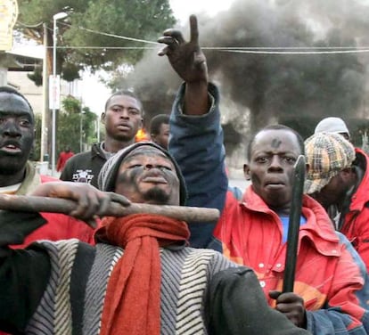 Inmigrantes africanos se manifiestan en Rosarno (Italia), en 2010.