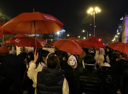 Bajo paraguas naranjas, en la manifestación principal de Madrid también está representado un colectivo contrario a abolir la prostitución. 