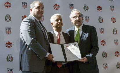 Víctor Montagliani (i), Sunil Gulati y Decio de María durante la presentación de su candidatura