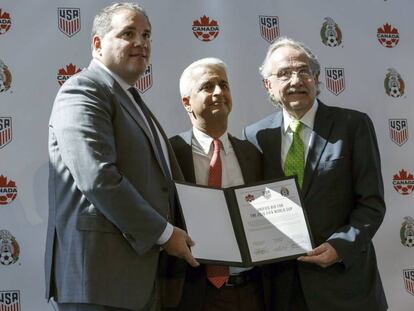 Víctor Montagliani (i), Sunil Gulati y Decio de María durante la presentación de su candidatura