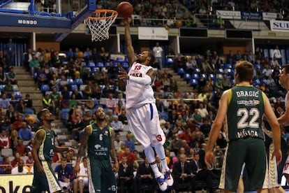 Sonny Weems del CSK salta encesta ante los jugadores del Unicaja