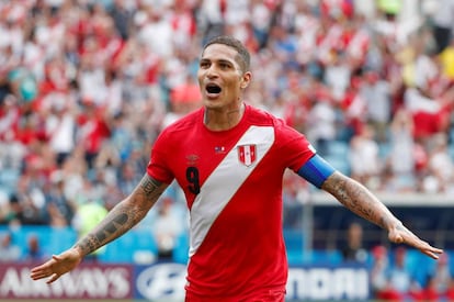 Paolo Guerrero celebra un gol, el 26 de junio.