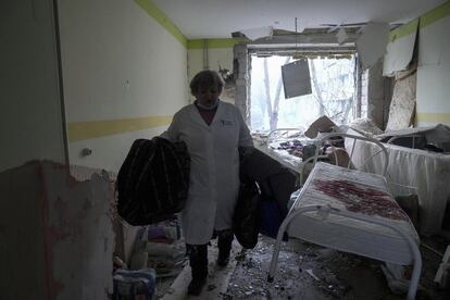 El ataque se produjo durante el alto el fuego pactado por Kiev y Moscú. En la imagen, una sanitaria recoge su equipo antes de desalojar el edificio bombardeado.