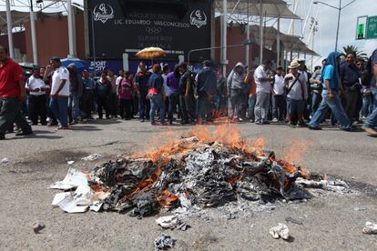 Saqueo y quema de casillas electorales en Oaxaca. El gobernador del estado, Gabino Cué, reportó "algunos pequeños incidentes" en los municipios de Tehuantepec, Juchitán y San Blas Atenmpa, donde varias urnas han sido quemadas.