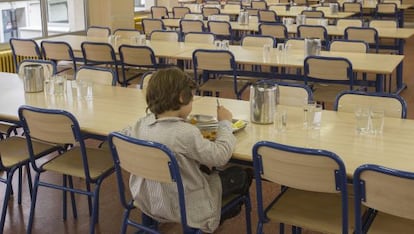 Un niño en el comedor escolar.