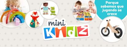 En MiniKidz encontramos una amplia variedad de juguetes educativos y productos infantiles de calidad, elegidos y valorados por un equipo pedagógico. El lema de MiniKidz es “porque sabemos que jugando se crece”, tienen claro que a través del juego se equilibra y potencia el desarrollo psicomotor, cognitivo, social y emocional de los pequeños. Además, tienen un servicio de atención al cliente bastante amplio ya que ofrecen consejo y si hace falta buscan el producto que estás buscando aunque esté fuera de su catálogo. Tienen marcas conocidas como Janod, Lilliputiens o Haba y otras más pequeñas y de diseño como  Play&Go o Early Rider.