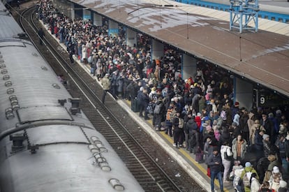 Cientos de personas se reúnen en la estación principal de tren mientras intentan huir de Kiev, Ucrania, este viernes. La ONU calcula que ya hay más de 1,2 millones de refugiados y tiene confirmadas 331 muertes de civiles en el país, aunque advierte de que la cifra real es mucho mayor.
