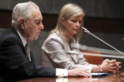 El presidente del Consejo General del Poder Judicial y del Tribunal Supremo, Carlos Dívar, junto a la portavoz, Gabriela Bravo.