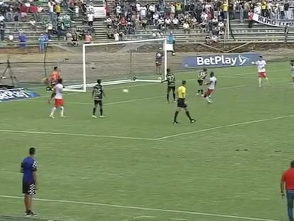 Unión Magdalena’s Jonathan Segura scores the winning goal against Llaneros last Saturday.