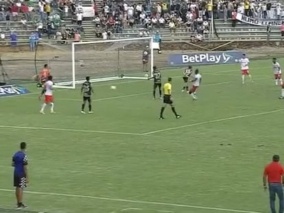 El momento en el que Unión Magdalena anota el segundo gol ante Llaneros (1-2) en un partido de la segunda división del fútbol colombiano, el sábado 4 de diciembre de 2021.