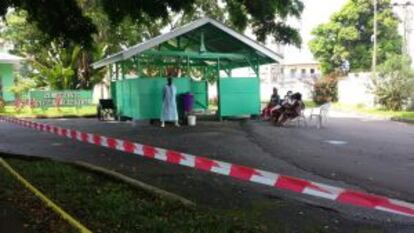 Unas mujeres embarazadas esperan ante la sala de triaje montada frente a la entrada del hospital Saint Joseph de Monrovia para detectar posibles casos de contagio de ébola.