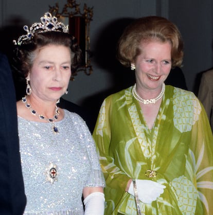 Isabel II y la primera ministra británica Margaret Thatcher, en un baile en Zambia en agosto de 1979.