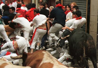 A bull goring a runner in the seventh encierro in 2000.