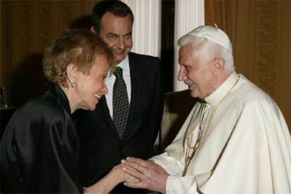 María Teresa Fernández de la Vega y Benedicto XVI se saludan ante José Luis Rodríguez Zapatero.