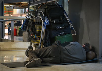 Reportaje sobre personas sin hogar en el aeropuerto Barajas.