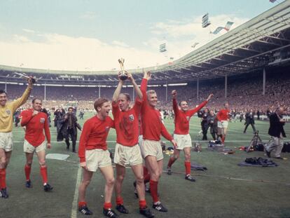 Bobby Charlton, con el trofeo de campeón del mundo tras ganar a Alemania en 1966.