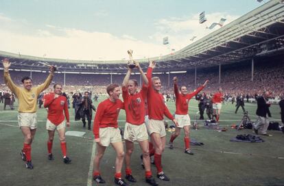 Bobby Charlton, con el trofeo de campeón del mundo tras ganar a Alemania en 1966.