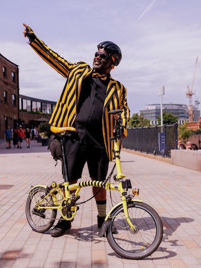 Andrew Barnett, londinense y conductor de autobuses. Su nombre de Guerra es BumbleB y viste conjuntado como su Brompton. La usa a diario; ésta u otra que tiene. De todo da cuenta en su blog: The Legend of the Brompton BumbleB.