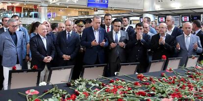 El presidente turco, Recep Tayyip Erdogan, reza en el aeropuerto de Estambul por las víctimas del atentado
