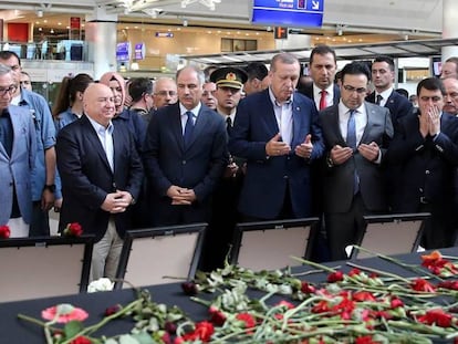 El presidente turco, Recep Tayyip Erdogan, reza en el aeropuerto de Estambul por las v&iacute;ctimas del atentado