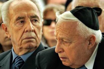 Simón Peres (izquierda) y Ariel Sharon, el pasado miércoles en un acto en recuerdo de Ben Gurion.