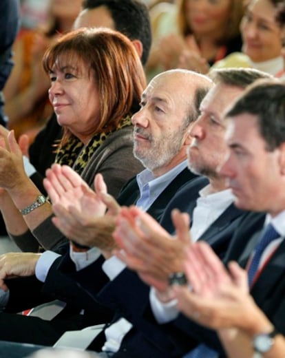 De izquierda a derecha: Cristina Narbona, Alfredo Pérez Rubalcaba, Marcelino Iglesias y Tomás Gómez, durante el Comité Federal del PSOE
