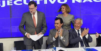 El líder del PP, Mariano Rajoy, y parte de su equipo, este martes.