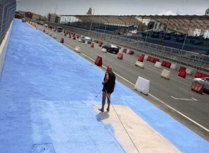 Un operario realiza trabajos de pintura junto al circuito urbano de Valencia, ayer.