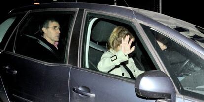 Carmen Gisasola, en el asiento delantero del automóvil, abandona este lunes la cárcel de Zaballa. 