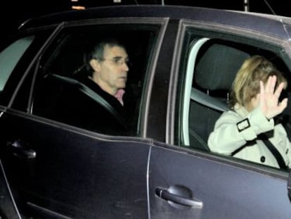Carmen Gisasola, en el asiento delantero del automóvil, abandona este lunes la cárcel de Zaballa. 