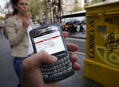 Un usuario envía mensajes con su móvil.