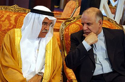 De izquierda a derecha, el ministro saudí de Petróleo, Alí I. Naimi, y su homólogo iraní Bijan N. Zangeneh.