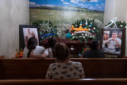 Familiares y amigos durante el velorio de Gustavo Angel Suárez uno de los cinco jóvenes que murió a manos de los militares.