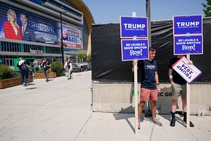 Trump supporters, this Tuesday, outside the Fiserv Forum, the Milwaukee venue where the debate will be held.