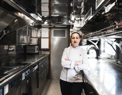 La chef Nerea Fernández en la cocina del tren.