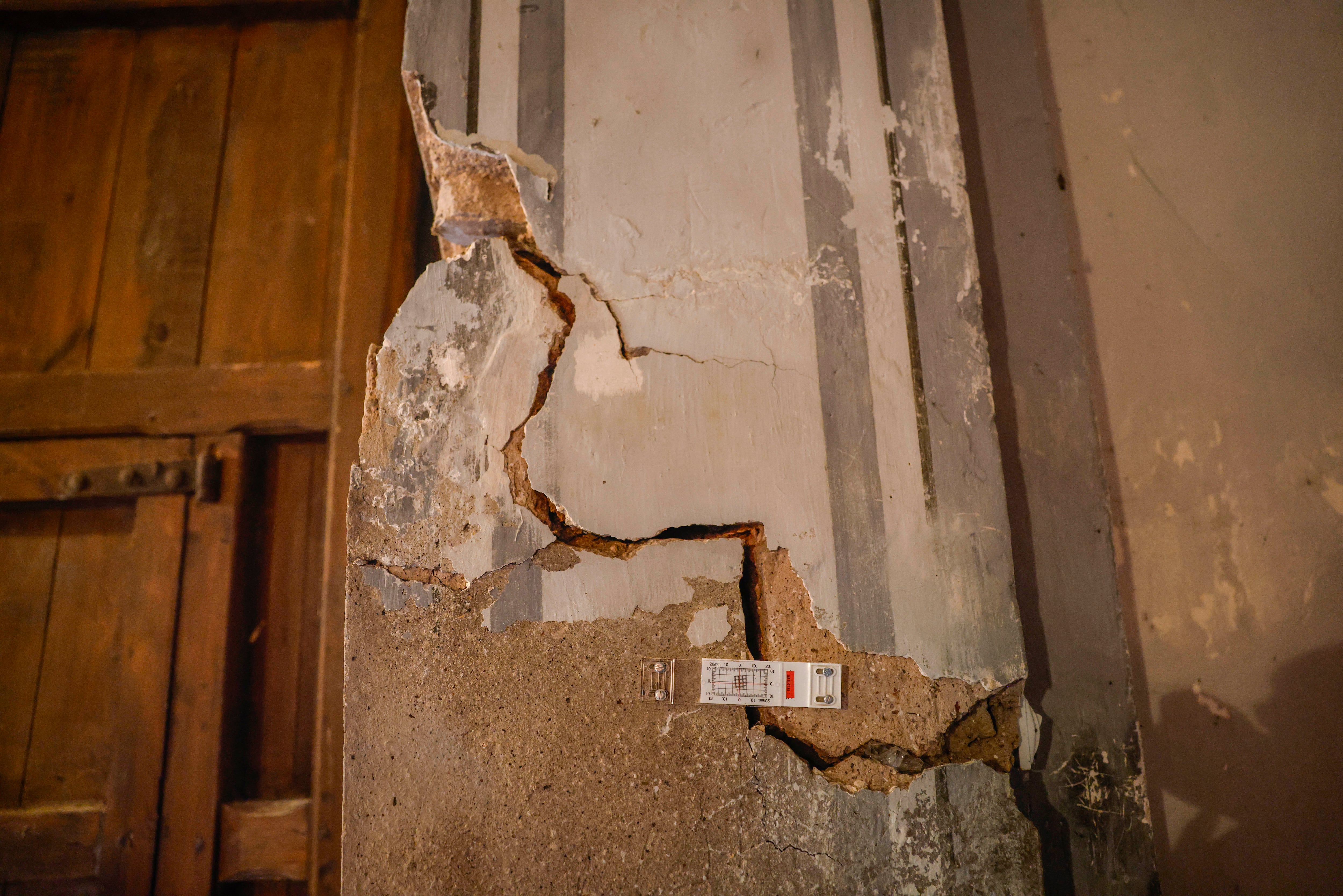 Una de las grietas que se pueden ver dentro de la iglesia de Jabaloyas.